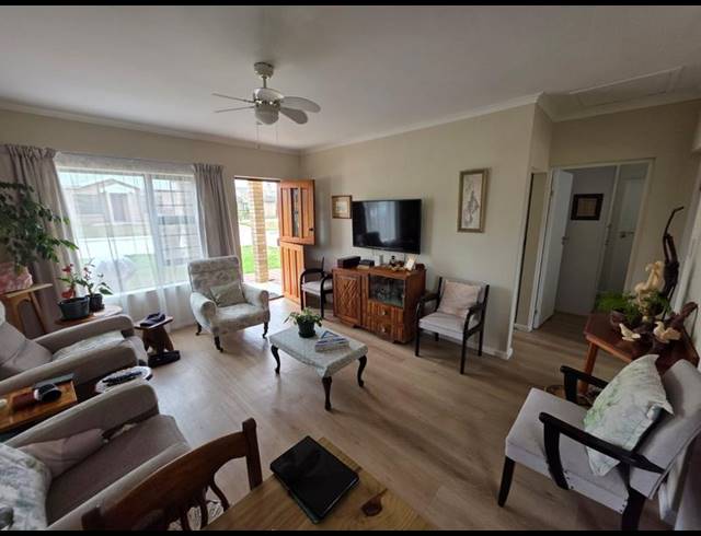 2 BEDROOM TOWNHOUSE FOR SALE IN JEFFREYS BAY CENTRAL